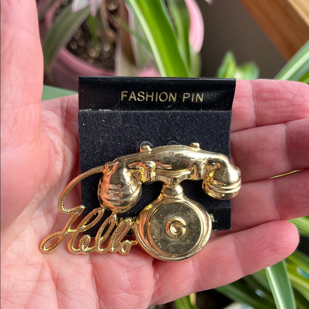 Vtg ‘Hello’ Telephone Gold Tone Fashion Brooch Pin Communication Theme